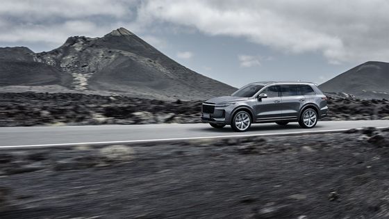 220 کیلومتر در ساعت شاسی‌بلند هیبریدی با برد 700 کیلومتر چهار صفحه‌نمایش خودروی الکتریکی شش نفره