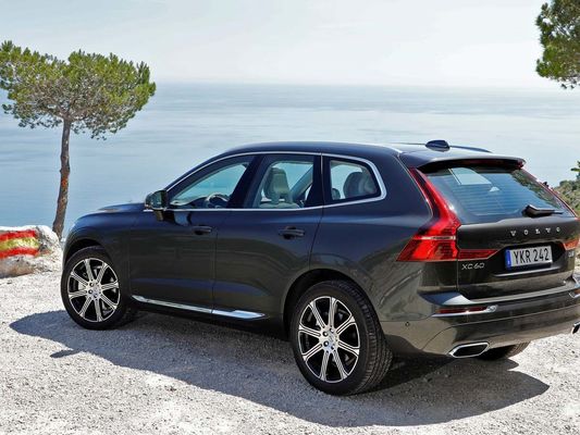 خودروهای برقی 4 چرخ متوسط ​​4WD 180 کیلومتر بر ساعت حداکثر توان 184 کیلووات Volvo XC60 B5