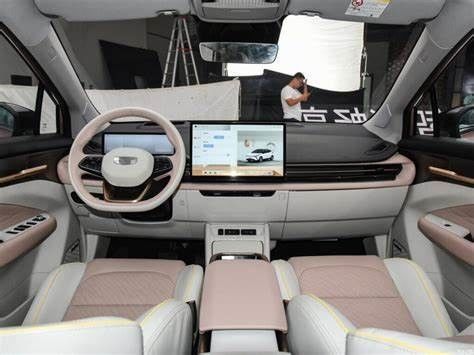 خودروهای الکتریکی 4 چرخ متحرک لوکس Geely Geometry M6 450 کیلومتر CLTC