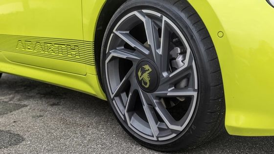 خوشگله و ورزشکارانه در Abarth 500e Hot Hatchback ماشين برقي به عنوان سرگرم کننده به عنوان بنزين 152P.S قدرت موتور