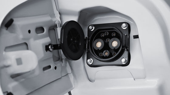 مدل استاندارد 2023 اتومبیل نقره ای با 238 کیلومتر برد و درب کشویی برای آسان بودن استفاده