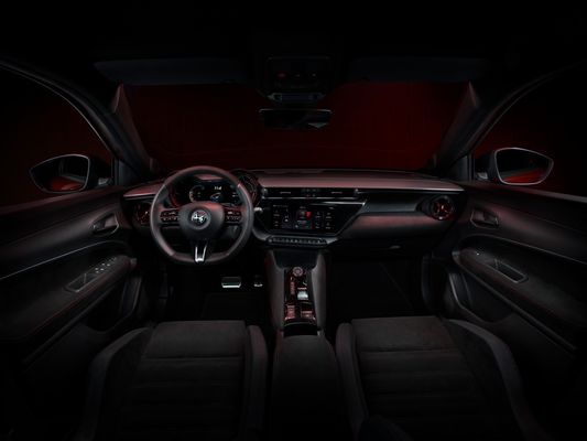 اولين ماشين كوچك اسپورتي آلفا رومئو اولين ماشين اتومبيل ميلانو با دو نوع موتور 156 و 240 و 240 و 240 ميل