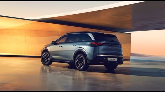 پیش فروش 2024 پژو E-5008 SUV 500km Range Topping 326 اسب بخار (240 KW) دو موتور AWD خودرو الکتریکی خالص