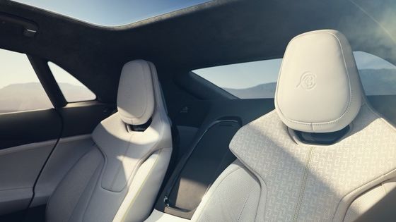 لوتوس امیا با تکنولوژی خودروهای نوین شرکت در یک بدنه چهار درب GT با 650 کیلومتر برد 250 کیلومتر در ساعت حداکثر سرعت و 450 کیلو وات قدرت