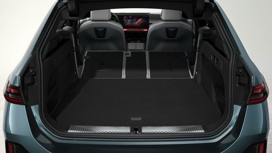 جديدترين ماشين برقي با باتري 84,4 کيلو وات با برد 329 مايل با 335 اسب جنبي و 430 نانو متري در بي ام دبليو آي 5 تورينگ eDrive40