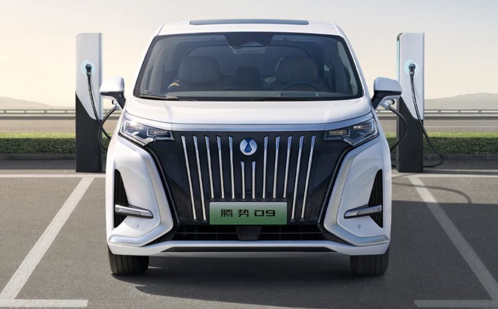 Denza D9 MPV EV Car باتری 571 نانومتری لیتیوم آهنی 4WD الکتریکی SUV 180 کیلومتر در ساعت