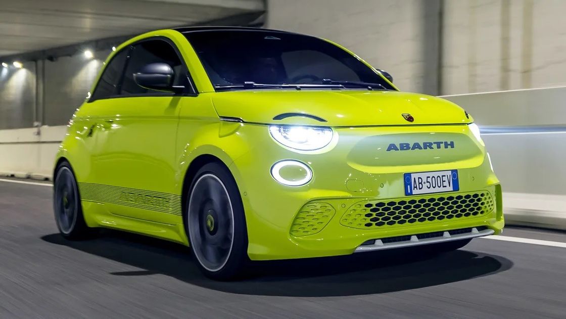 خوشگله و ورزشکارانه در Abarth 500e Hot Hatchback ماشين برقي به عنوان سرگرم کننده به عنوان بنزين 152P.S قدرت موتور