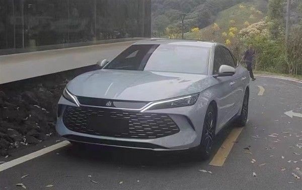 پیش فروش 2024 BYD Qinn L DM-i 80 کیلومتر خودرو برقی به زودی فرود می آید ماشین هیبریدی 1.5T 101ps L4 ماشین جدید انرژی